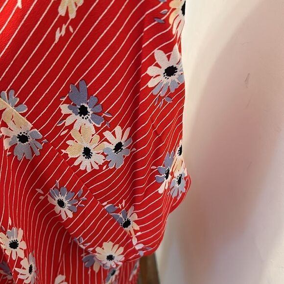 Madewell red white floral short sleeve V neckline blouse Size M New - Picture 4 of 11